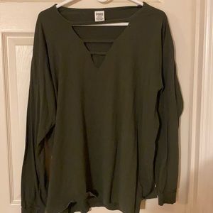 Super cute V neck Victoria Secret/ Pink shirt!